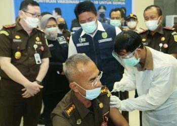 Gubernur Sumsel Herman Deru meninjau pelaksanaan vaksinasi di lingkungan Kejaksaan Tinggi (Kejati) Sumsel, Kamis (18/3/2021). (fornews.co/ist/Humas Pemprov Sumsel)