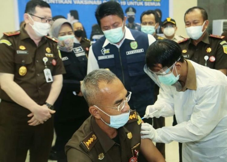Gubernur Sumsel Herman Deru meninjau pelaksanaan vaksinasi di lingkungan Kejaksaan Tinggi (Kejati) Sumsel, Kamis (18/3/2021). (fornews.co/ist/Humas Pemprov Sumsel)