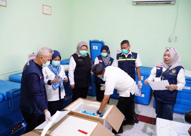 Vaksin disimpan sementara di Gudang Farmasi Dinas Kesehatan Sumsel, untuk selanjutnya didistribusikan ke 17 Kabupaten kota dengan kuota yang sesuai dengan kebutuhan. (fornews.co/ist/Diskominfo Sumsel)