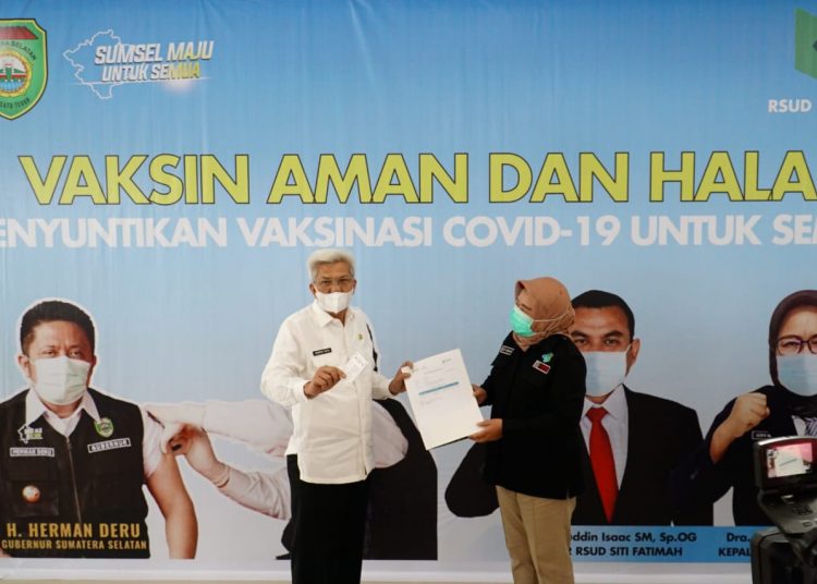 Wakil Gubernur Sumatera Selatan menerima suntik vaksin dosis pertama di RSUD Siti Fatimah Palembang, Rabu (24/03/21). (fornews.co/ist/Diskominfo Sumsel)
