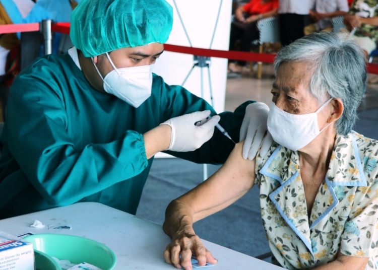 Seorang Lansia sedang divaksinasi Covid-19, Senin (15/3/2021). (fornews.co/palembang.go.id)