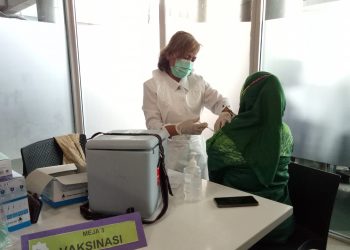 Prioritas penerima suntik vaksin Covid-19 di Bandara Internasional SMB II Palembang adalah petugas frontliner yang bertatap muka langsung dengan traveler. (fornews.co/Yulia Savitri)