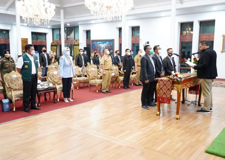 Pelantikan AMSI Sumsel dilakukan oleh Koordinator AMSI Wilayah Sumatera, Agus Perdana dan dihadiri oleh Gubernur Sumsel Herman Deru, di Griya Agung Palembang, Senin (12/4/2021). (fornews.co/istimewa/Humas Pemprov Sumsel)