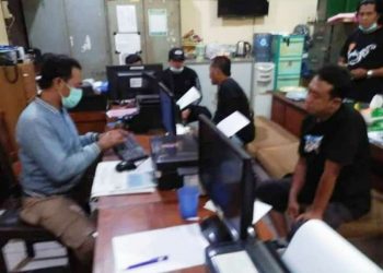 Anggota Polsek Kalasan Aipda Fajar Indriawan saat diperiksa di Mapolda DI Yogyakarta, Minggu malam (25/4/2021). Aipda Fajar diperiksa atas postingan di akun Facebook miliknya yang berkomentar tak senonoh terkait insiden gugurnya 53 prajurit TNI AL yang tenggelam bersama KRI Nanggala 402. (fornews.co/ist)