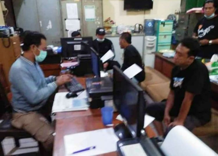 Anggota Polsek Kalasan Aipda Fajar Indriawan saat diperiksa di Mapolda DI Yogyakarta, Minggu malam (25/4/2021). Aipda Fajar diperiksa atas postingan di akun Facebook miliknya yang berkomentar tak senonoh terkait insiden gugurnya 53 prajurit TNI AL yang tenggelam bersama KRI Nanggala 402. (fornews.co/ist)