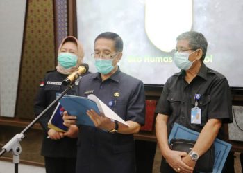 Plh Asisten I Bidang Pemerintahan dan Kesra Setda Provinsi Sumsel Akhmad Najib memberikan keterangan kepada wartawan terkait pelaksanaan PPKM Mikro di wilayah Sumsel, Kamis petang (8/4/2021). (fornews.co/humas provinsi sumsel)