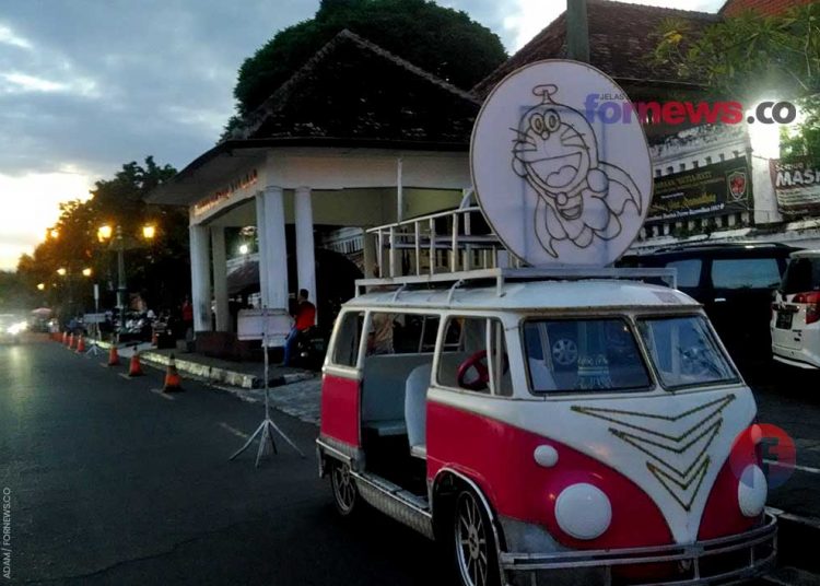 INI bukan mobil sungguhan yang bermesin dan harus diisi minyak. Para penumpang harus menggenjot agar mobil ini bisa berjalan berkeliling Alun-alun. (foto fornews.co/adam)