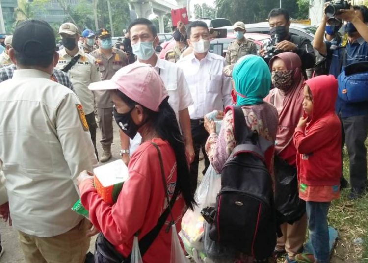Sekda Palembang Ratu Dewa turun tangan dalam razia Pol PP mengamankan Anjal dan Gepeng di Simpang 5 DPRD Sumsel, Kamis (29/4/2021). (fornews.co/bakohumas palembang)