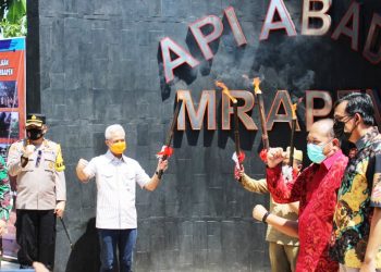 Gubernur Jawa Tengah Ganjar Pranowo didampingi Plh Bupati Grobogan Sumarsono, Kapolres Grobogan AKBP Jury Leonard Siahaan, Dandim 0717/Pwd Letkol Inf Asman Mokoginta serta pejabat terkait lainnya melakukan penyalaan kembali Api Abadi Mrapen, Selasa (20/4/2021). (fornews.co/humas polres grobogan)