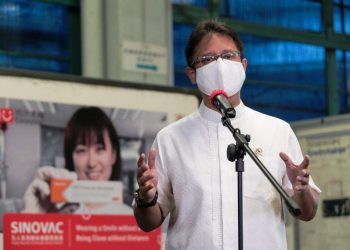 Menkes RI Budi Gunadi Sadikin memberikan keterangan pers menyambut kedatangan vaksin Covid-19 tahap ke-8, di Bandara Soekarno Hatta, Tangerang, Banten, Minggu (18/4/2021). (fornews.co/bkpm kemenkes)