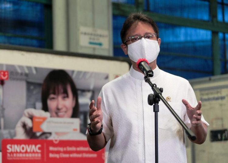 Menkes RI Budi Gunadi Sadikin memberikan keterangan pers menyambut kedatangan vaksin Covid-19 tahap ke-8, di Bandara Soekarno Hatta, Tangerang, Banten, Minggu (18/4/2021). (fornews.co/bkpm kemenkes)