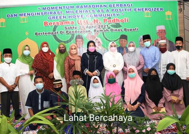 Pj Sekda Lahat Deswan Irsyad dan Ketua TP PKK Lahat Lidyawati Cik Ujang saat buka puasa bersama dengan Green Home Community di pendopoan rumah dinas Bupati Lahat, Sabtu (24/4/2021). (fornews.co/kominfo lahat)