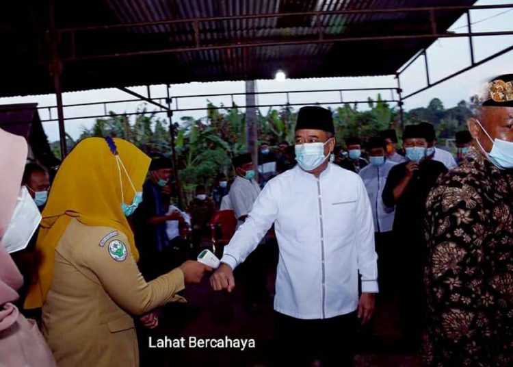 Bupati Lahat Cik Ujang diperiksa suhu tubuh saat melakukan Safari Ramadan 1442H di Desa Talang Pisang, Kecamatan Jarai, Senin (26/4/2021). (fornews.co/kominfo lahat)
