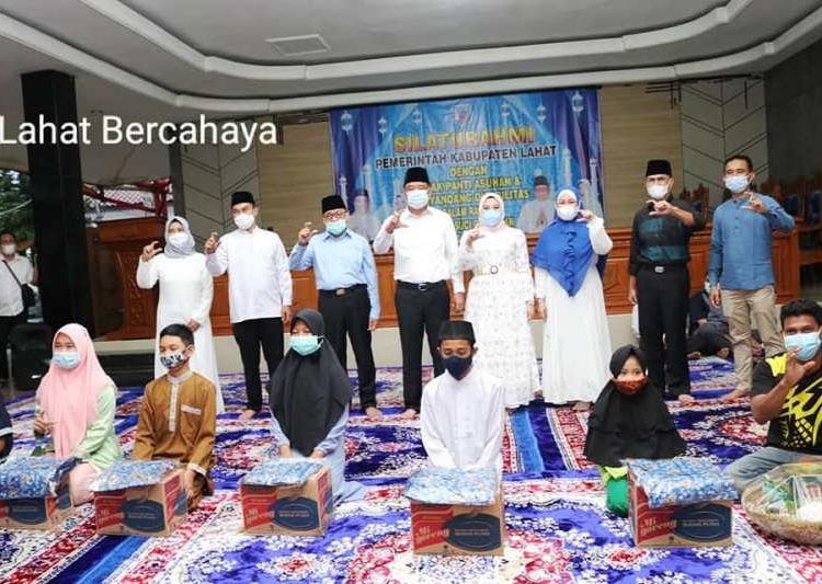 Bupati Lahat Cik Ujang dan Wakil Bupati Haryanto berbuka puasa bersama dengan anak-anak panti asuhan dan para penyandang disabilitas di pendopoan rumah dinas Bupati Lahat, Selasa (20/4/2021). (fornews.co/kominfo lahat)