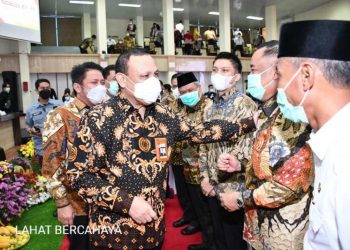 Ketua KPK RI Firli Bahuri menyapa Bupati Lahat Cik Ujang pada audiensi Ketua KPK RI dengan Kepala Daerah se-Sumsel terkait pengadaan barang dan jasa di auditorium Graha Bina Praja Pemprov Sumsel, Kamis (15/4/2021). (fornews.co/kominfo lahat)