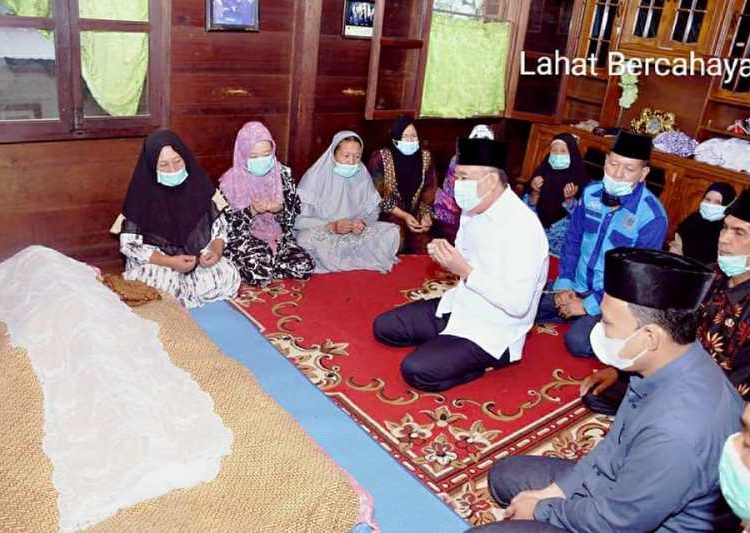 Bupati Lahat Cik Ujang takziah ke rumah duka dan mendoakan warganya yang meninggal dunia, Kamis (22/4/2021). (fornews.co/kominfo lahat)