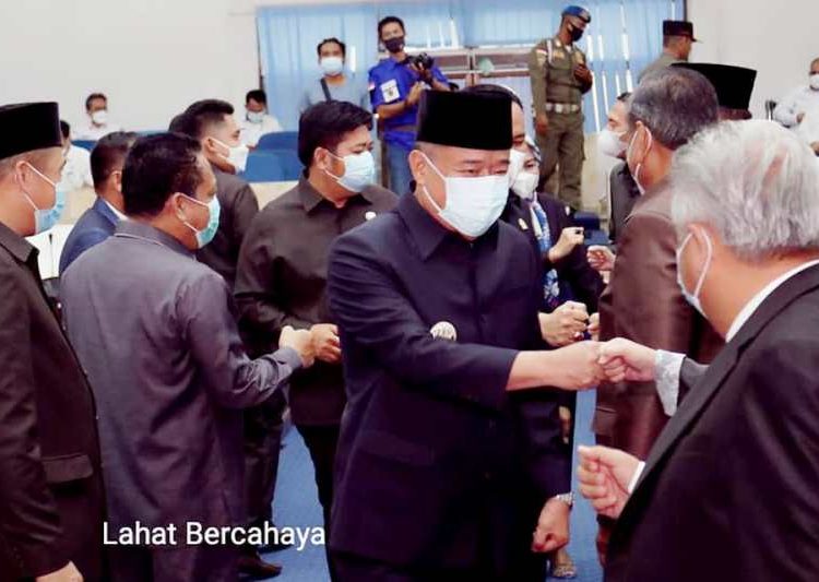 Bupati Lahat Cik Ujang menyapa anggota DPRD Lahat usai mengikuti Rapat Paripurna, Rabu (21/4/2021). (fornews.co/kominfo lahat)