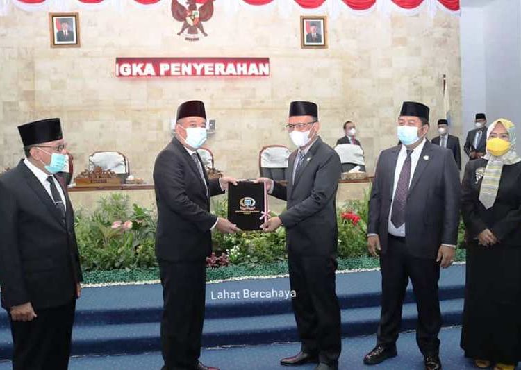 Bupati Lahat Cik Ujang menerima hasil pembahasan LKPJ TA 2020 dari Ketua DPRD Kabupaten Lahat Fitrizal Homizi pada rapat paripurna, Senin (19/4/2021). (fornews.co/kominfo lahat)