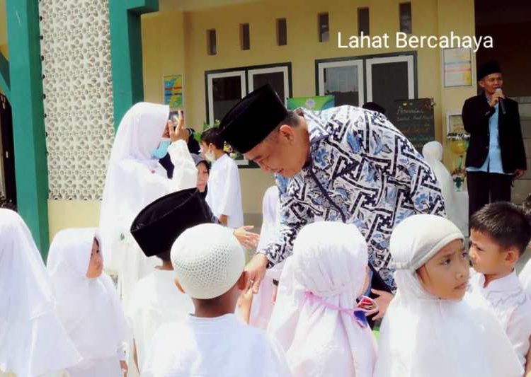 Bupati Lahat Cik Ujang menyapa anak-anak siswa Sekolah Generasi Quran Indonesia pada peresmian kantor BMM, Minggu (25/4/2021). (fornews.co/kominfo lahat)