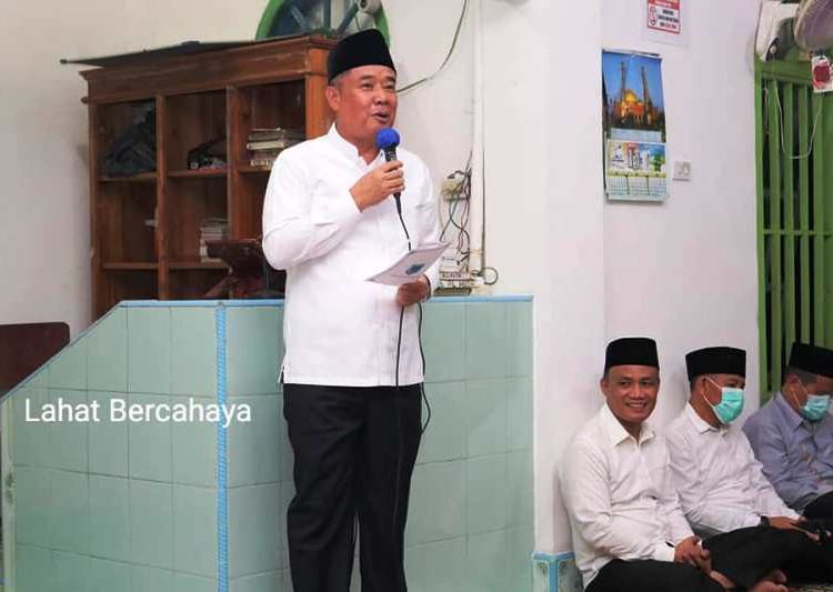Bupati Lahat Cik Ujang memberi sambutan pada Safari Ramadan 1442H Pemkab Lahat di Masjid Al-Huda Desa Sido Makmur, Kecamatan Kikim Barat, Minggu (25/4/2021). (fornews.co/kominfo lahat)