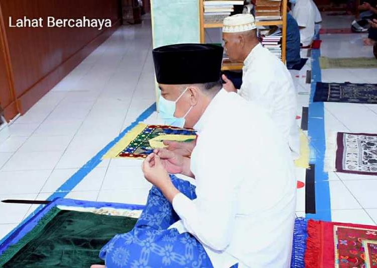 Bupati Lahat Cik Ujang saat mengikuti salat tarawih di Masjid Al-Muhajirin Blok C Kelurahan Bandar Jaya, Sabtu (17/4/2021). (fornews.co/kominfo lahat)