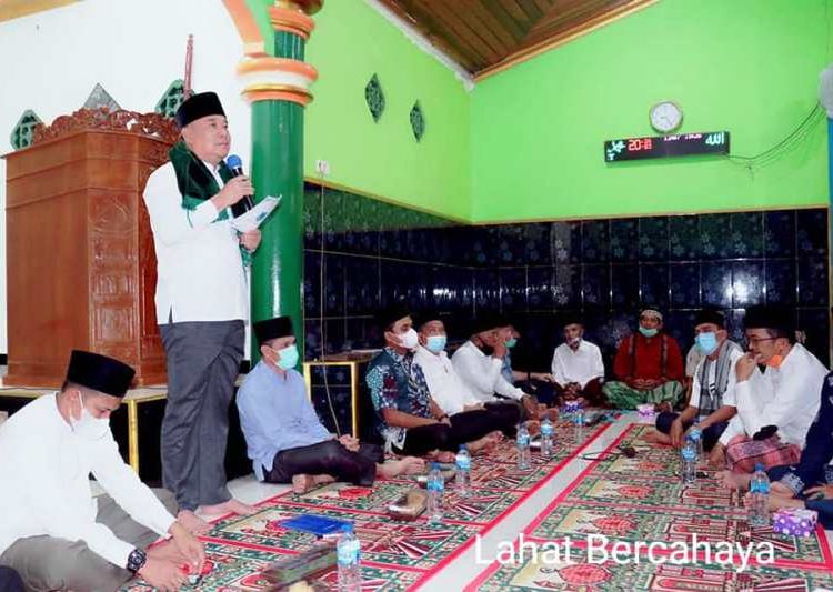 Bupati Lahat Cik Ujang saat melakukan Safari Ramadan di Masjid Baitul Rohman Kelurahan Sari Bunga Mas, Jumat (16/4/2021). (fornews.co/kominfo lahat)