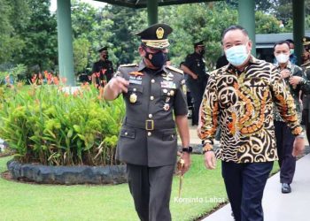 Bupati Lahat Cik Ujang bersama Pangdam II/Sriwijaya Mayjen Agus Suhardi saat menghadiri Upacara Penutupan Dikmata TNIA AD Gelombang II Tahun 2020 di Lapangan Secata Rindam II/Sriwijaya Putang Lahat, Sabtu (9/4/2021). (fornews.co/kominfo lahat)