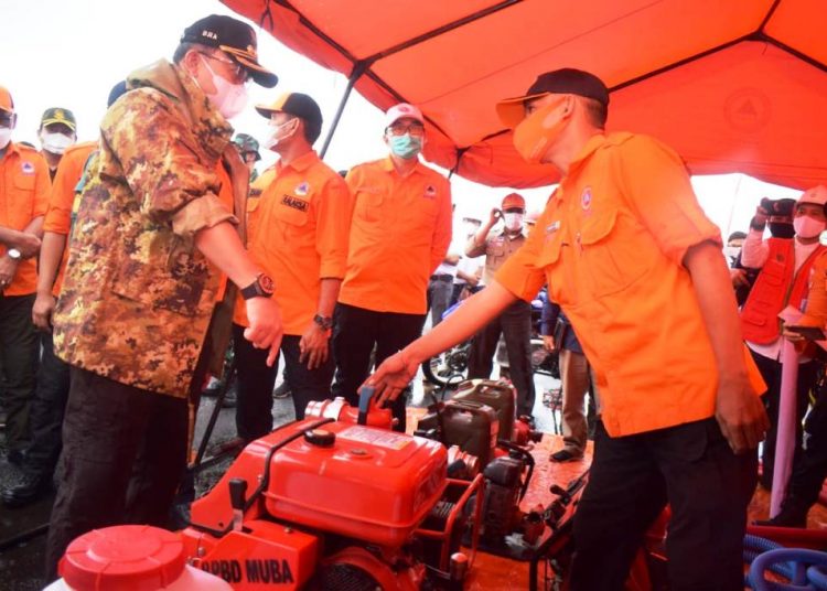 Bupati Muba Dodi Reza Alex berbincang dengan petugas dari BPBD Kabupaten Muba saat mengecek kesiapan peralatan dalam Apel Kesiapsiagaan Personel dan Peralatan Penanggulangan Karhutbunlah di Kabupaten Muba, Sabtu (10/4/2021). (fornews.co/humas pemkab muba)