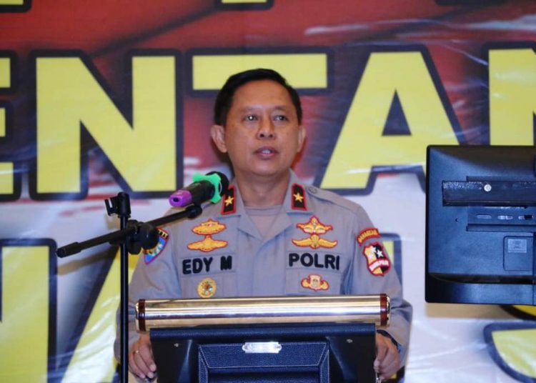 Direktur Binpotmas Korbinmas Baharkam Polri Brigjen Edy Murbowo saat memberikan penjelasan pada sosialisasi Perpol Nomor 4 Tahun 2020 di ballroom The Zuri Hotel Palembang, Senin (12/4/2021). (fornews.co/humas polda sumsel)