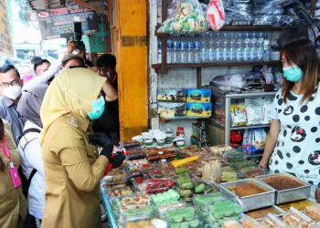 Wakil Wali Kota Palembang Fitrianti Agustinda berbincang dengan pedagang kue disela-sela Sidak di Pasar Cinde, Selasa (13/4/2021). (fornews.co/bakohumas palembang)