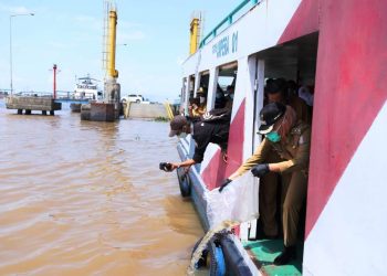 Wakil Wali Kota Palembang Fitrianti Agustinda menebar bibit ikan di Sungai Musi, Senin (19/4/2021). (fornews.co/bakohumas palembang)