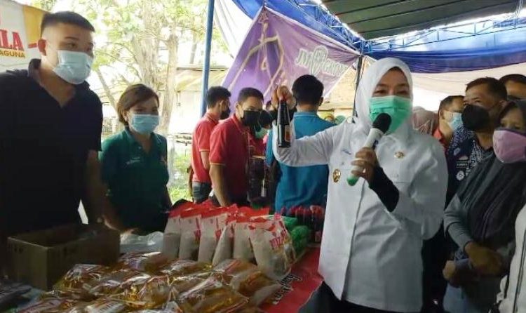 Wakil Wali Kota Palembang Fitrianti Agustinda saat meninjau pelaksanaan bazar murah di Kelurahan Talang Aman, Kecamatan Kemuning, Kamis (22/4/2021). (fornews.co/bakohumas palembang)
