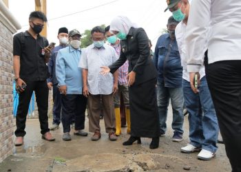 Wakil Wali Kota Palembang Fitrianti Agustinda saat meninjau genangan air dan kerusakan jalan di Jalan Padat Karya di Kecamatan Kalidoni dan mendapatai di lokasi tidak memiliki saluran air, Kamis (1/4/2021). (fornews.co/bakohumas palembang)