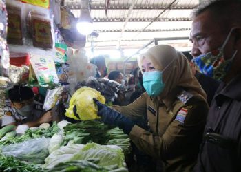 Wakil Wali Kota Palembang Fitrianti Agustinda saat Sidak bahan pangan dan makanan di Pasar Sekip Ujung, Selasa (27/4/2021). (fornews.co/bakohumas palembang)