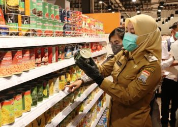 Wakil Wali Kota Palembang Fitrianti Agustinda mengecek makanan kaleng saat melakukan Sidak ke Diamond Supermarket, Selasa (27/4/2021). (fornews.co/bakohumas palembang)