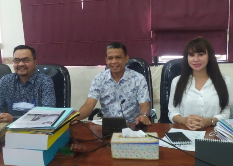 Sekretaris Fraksi Golkar DPRD provinsi Sumsel, Habsi Assadiqi (tengah) didampingi Nadia Basyir dan David Aljufri, saat memberikan keterangan pers di gedung DPRD Sumsel, Rabu (14/4/2021). (fornews.co/ist)