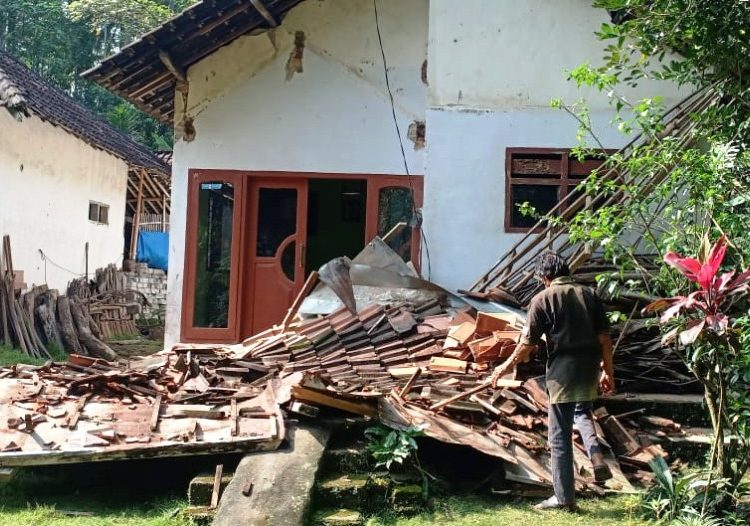 Salah satu rumah warga terdampak gempa M6,1 di Desa Tegalrejo, Kabupaten Blitar, Provinsi Jawa Timur, Sabtu (10/4/2021). (fornews.co/bnpb/ist)