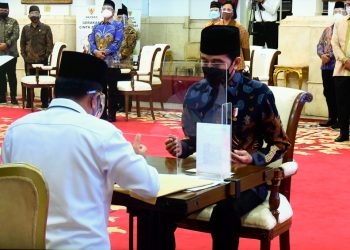 Presiden RI Joko Widodo saat membayar zakat di Istana Negara Jakarta, Kamis (15/4/2021). (fornews.co/humas setkab/teguh)