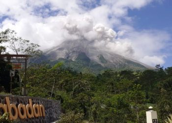 Awan panas guguran dari aktivitas vulkanik Gunung Merapi teramati dari Pos Babadan, Magelang, Jawa Tengah, Jumat (23/4/2021). (fornews.co/bpptkg)