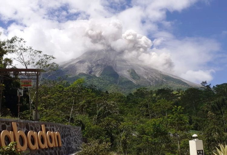 Awan panas guguran dari aktivitas vulkanik Gunung Merapi teramati dari Pos Babadan, Magelang, Jawa Tengah, Jumat (23/4/2021). (fornews.co/bpptkg)