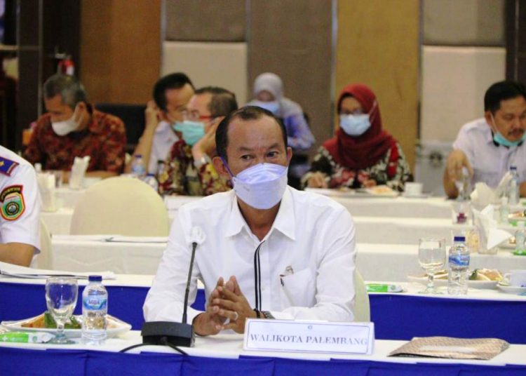 Wali Kota Palembang Harnojoyo saat mengikuti Rapat Koordinasi High Level Meeting Tim Pengendali Inflasi Daerah (TPID), di Hotel Arista Palembang, Rabu (7/4/2021). (fornews.co/bakohumas palembang)