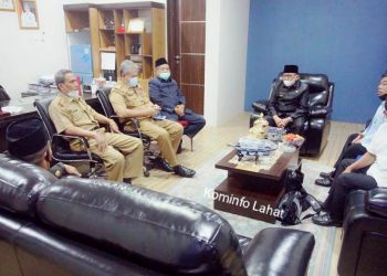 Wakil Bupati Lahat Haryanto saat menerima audiensi Kepala LP2M UIN Raden Fatah Palembang Prof. Paisol Burlian di ruang kerjanya, Senin (5/4/2021). (fornews.co/kominfo lahat)