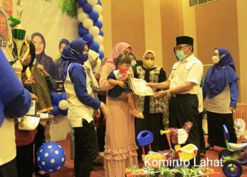 Wakil Bupati Lahat Haryanto menyerahkan piagam dan hadiah kepada pemenang Lomba Balita Sejahtera tingkat Kabupaten Lahat tahun 2021, Jumat (9/4/2021). (fornews.co/kominfo lahat) 