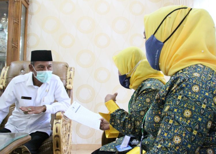 Petugas saat melakukan interview dalam pendataan keluarga terhadap Wakil Bupati OKI, H M Dja'far Shodiq. (fornees.co / IST)