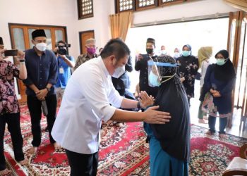 Gubernur Sumsel Herman Deru menyampaikan rasa duka kepada Halipah Mahyuddin, istri Prof. Mahyuddin NS, saat mendatangi rumah duka, Jumat (9/4/2021). (fornews.co/humas provinsi sumsel)