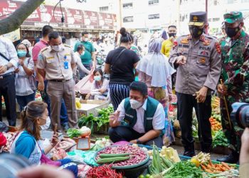 Gubernur Sumsel Herman Deru bersama Kapolda Sumsel Irjen Eko Indra Heri dan Pangdam II/Sriwijaya Mayjen Agus Suhardi berbincang dengan pedagang sayur di Pasar Palimo Palembang, Senin (12/4/2021). (fornews.co/humas provinsi sumsel)