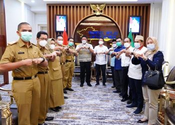Gubernur Sumsel Herman Deru usai menerima Ketua KPU Sumsel Amrah Muslimin dan komisioner KPU yang melaporkan pelaksanaan PSU di Kabupaten PALI, Selasa (13/4/2021). (fornews.co/humas provinsi sumsel)