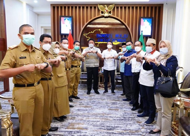 Gubernur Sumsel Herman Deru usai menerima Ketua KPU Sumsel Amrah Muslimin dan komisioner KPU yang melaporkan pelaksanaan PSU di Kabupaten PALI, Selasa (13/4/2021). (fornews.co/humas provinsi sumsel)