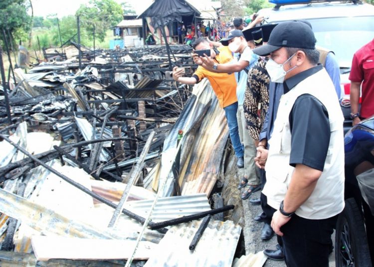 Gubernur Sumsel Herman Deru melihat puing-puing rumah yang dilanda kebakaran di Desa Terusan Laut, Kecamatan Sirah Pulau Padang, Kabupaten OKI, Minggu (18/4/2021). (fornews.co/humas provinsi sumsel)