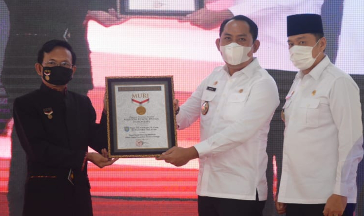 Penyerahan piagam penghargaan dari MURI kepada Bupati dan Wakil Bupati OKU Selatan, Senin (05/04). (fornews.co / IST)